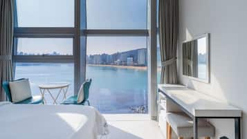 Chambre avec lits jumeaux, vue mer | 1 chambre, couette en duvet d'oie, décoration personnalisée