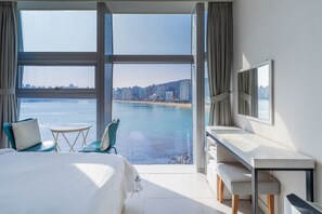 Cubrecamas, decoración personalizada, muebles diferentes y escritorio