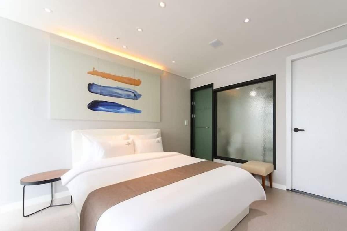 1 bedroom, down comforters, individually decorated