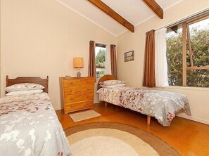5 bedrooms, iron/ironing board, WiFi, bed sheets - Views on Rimu - Whitianga Holiday Home (Whitianga)