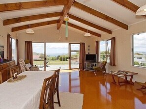 Interior - Views on Rimu - Whitianga Holiday Home (Whitianga)