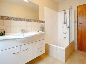 Shower - Views on Rimu - Whitianga Holiday Home (Whitianga)