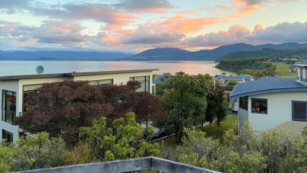 A modern house with a view of a lake and mountains. - Aqua Views - Kuratau Holiday Home (Kuratau)