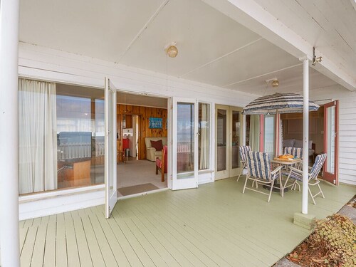 Lake Edge Cottage - Waitahanui Holiday Home