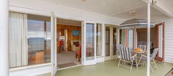 Lake Edge Cottage - Waitahanui Holiday Home