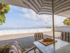 Outdoor dining - Lake Edge Cottage - Waitahanui Holiday Home (Waitahanui)