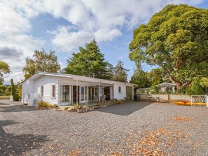 Exterior - Lake Edge Cottage - Waitahanui Holiday Home (Waitahanui)
