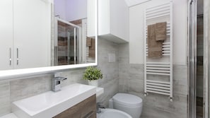 Apartment | Bilik Mandi | Pengering rambut, bidet, tuala disediakan, syampu