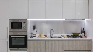 Huoneisto | Yksityinen keittiö | Täysikokoinen jääkaappi, mikroaaltouuni, uuni, astianpesukone