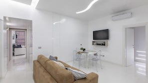 Apartment | Ruang tamu | 24 cm televisyen LCD dengan digital, TV