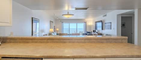 Mikrobølgeovn, oppvaskmaskin, kaffetrakter/tekoker og ismaskin