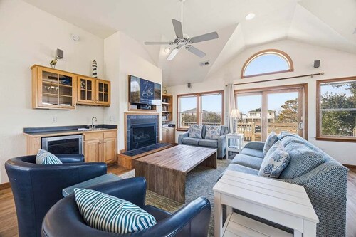 Good Day Sunshine | 1589 ft from the beach | Private Pool, Hot Tub | Duck