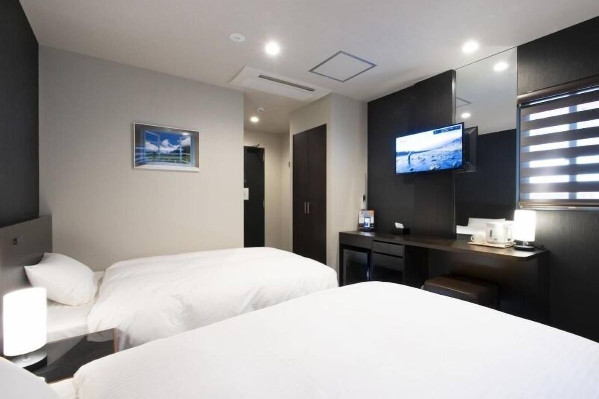 Premium bedding, down comforters, in-room safe, desk