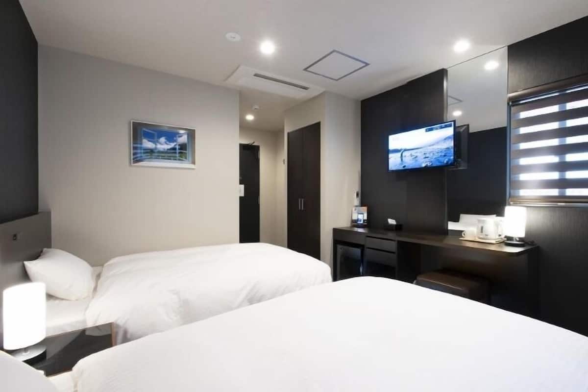 Premium bedding, down comforters, in-room safe, individually decorated