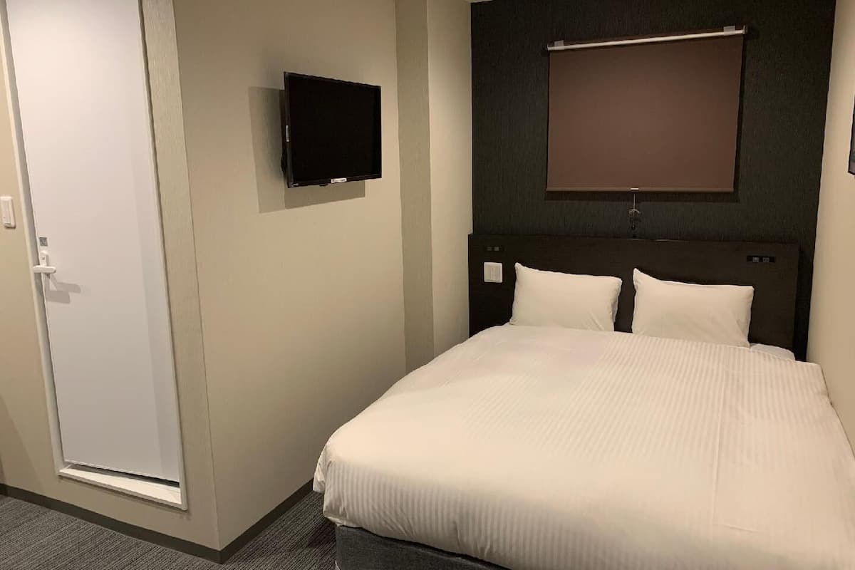 Premium bedding, down comforters, in-room safe, desk