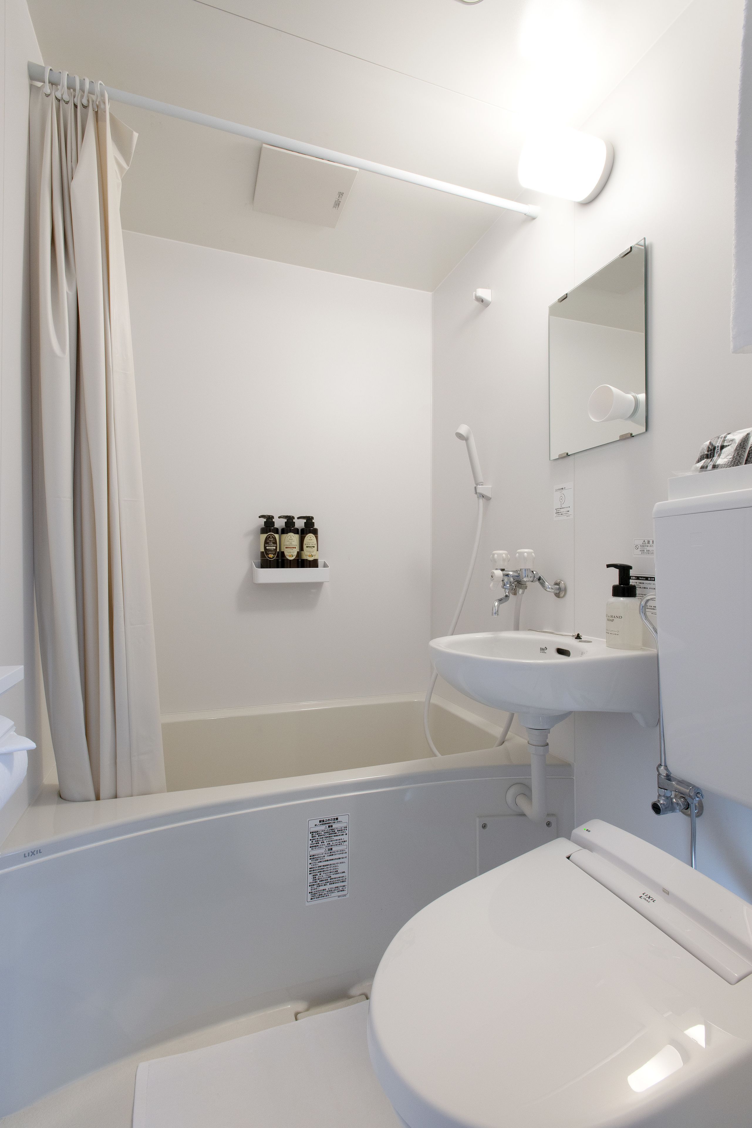 combined shower/bathtub, free toiletries, hair dryer, slippers