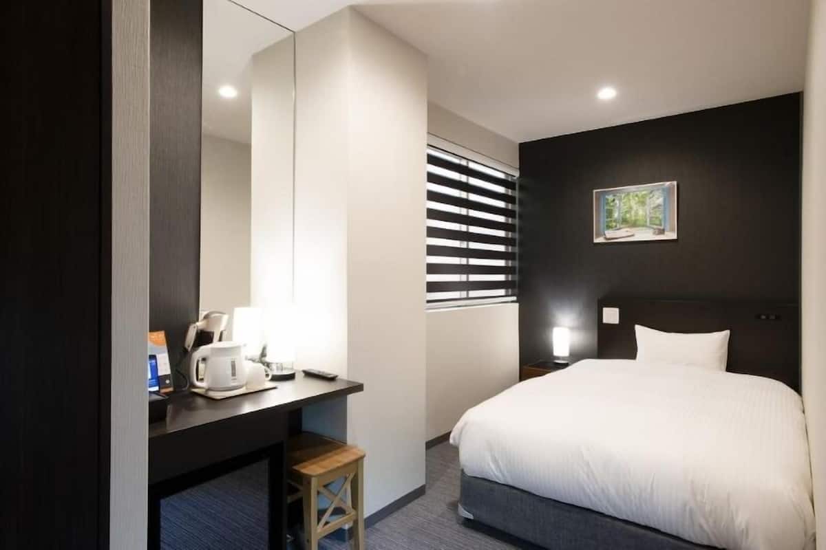 Premium bedding, down comforters, in-room safe, desk
