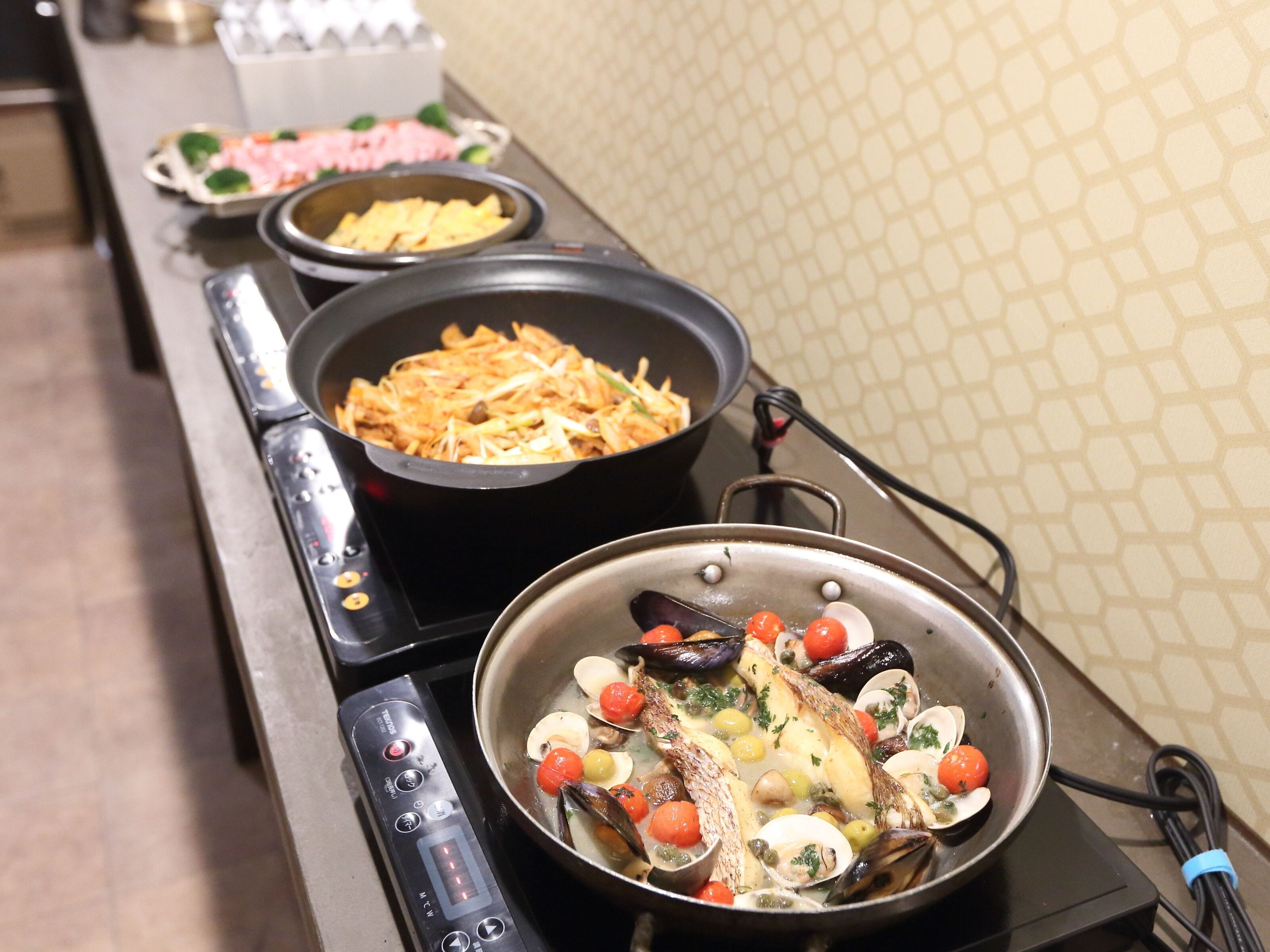 daily buffet breakfast (jpy 1000 per person)