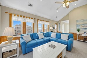 Televisor, reproductor de DVD i taula de tennis de taula 