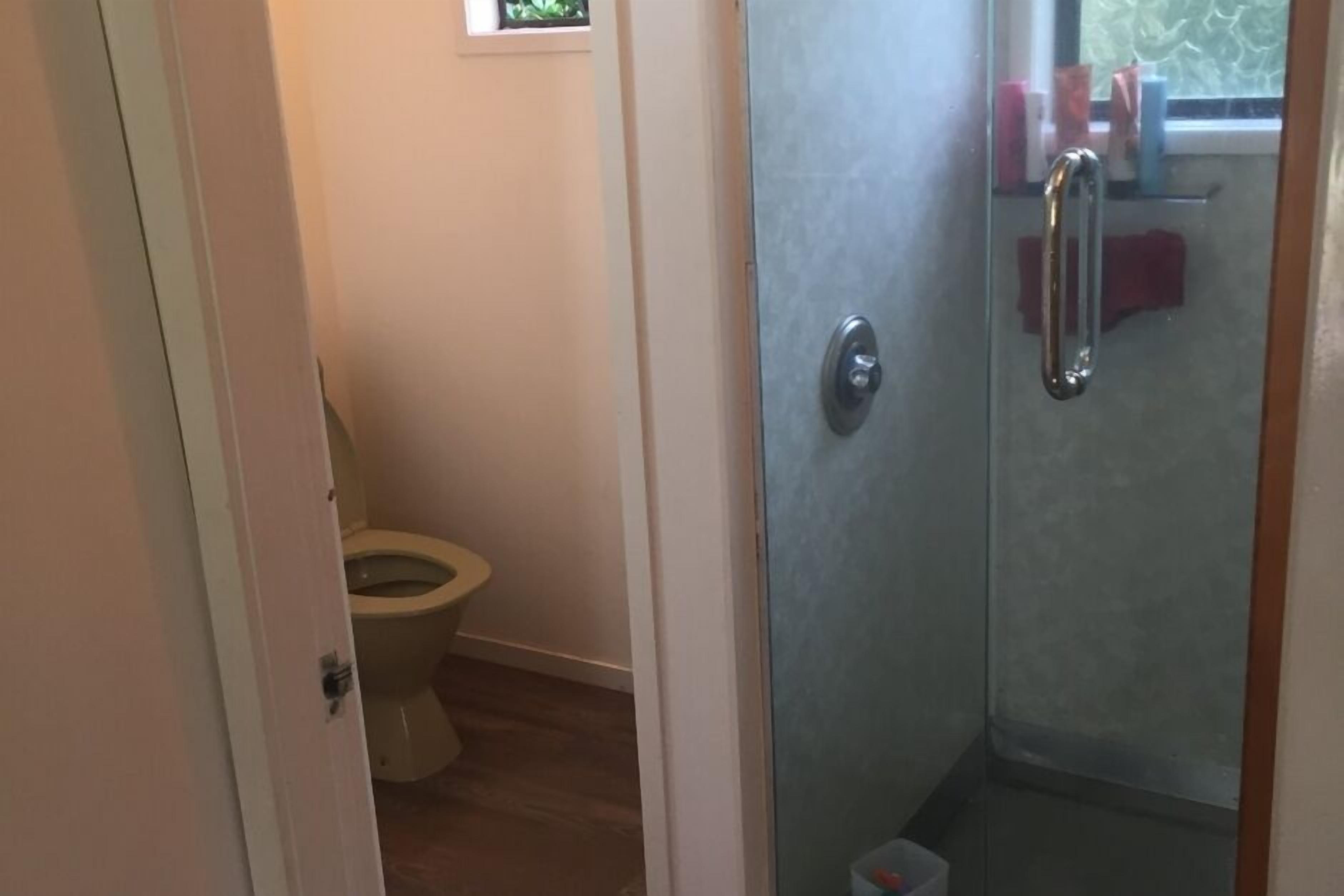 Dusche, Seife, Toilettenpapier