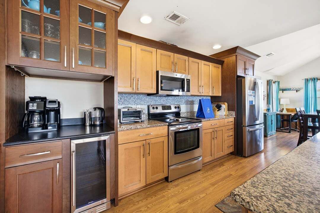 Kjøleskap, mikrobølgeovn, ovn og kokeplater