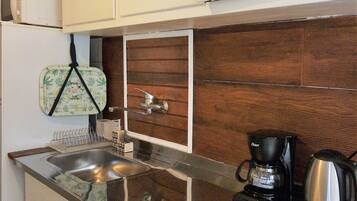 Frigorífico, microondas, horno y cafetera o tetera