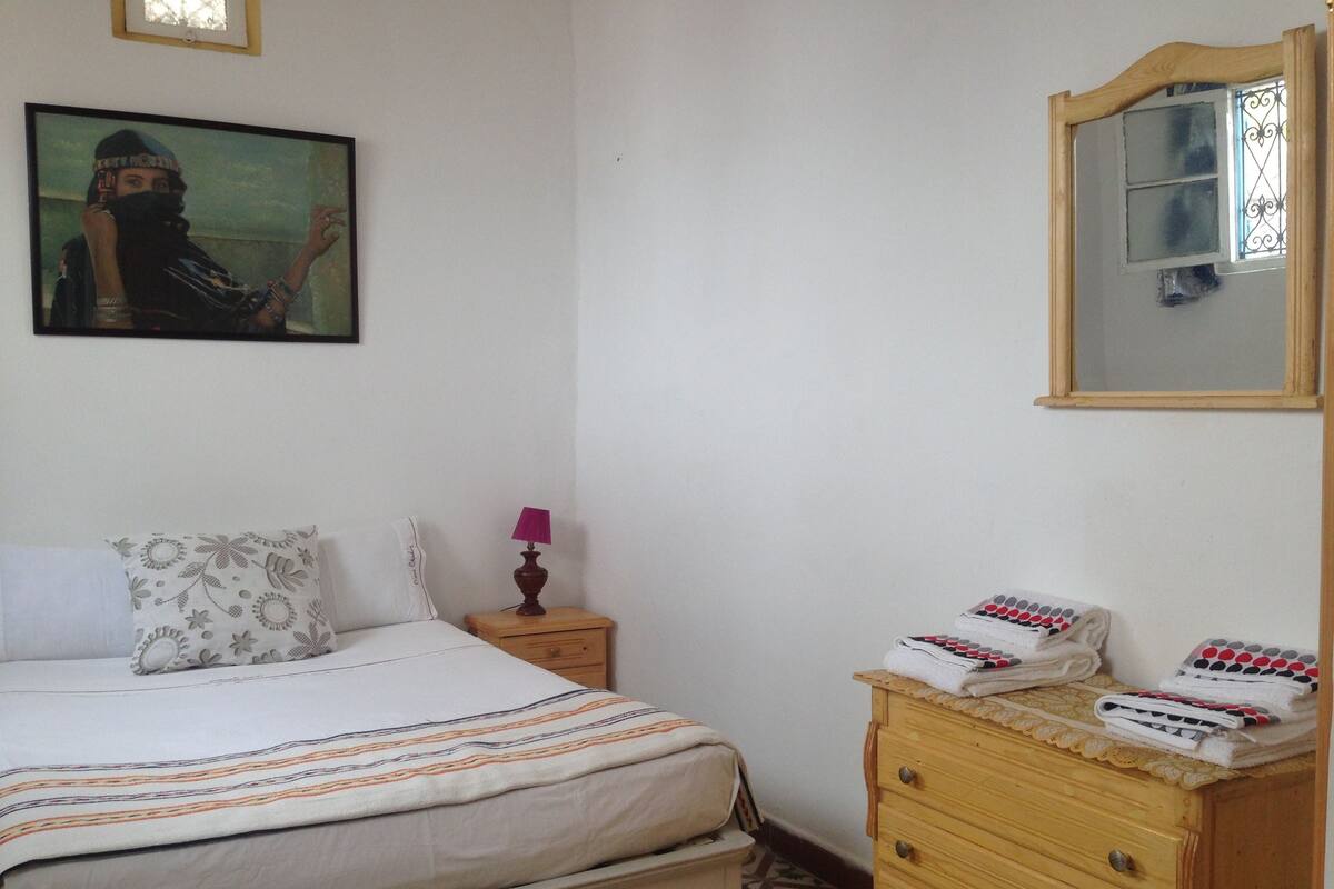 Egyptian cotton sheets, premium bedding, iron/ironing board (on request)