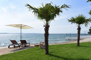 Private beach, white sand, sun loungers, beach umbrellas - Puntamika Lanterna (Zadar)
