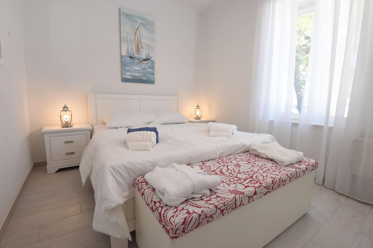 Appartamento Club, vista mare | Biancheria da letto di alta qualità, una cassaforte in camera