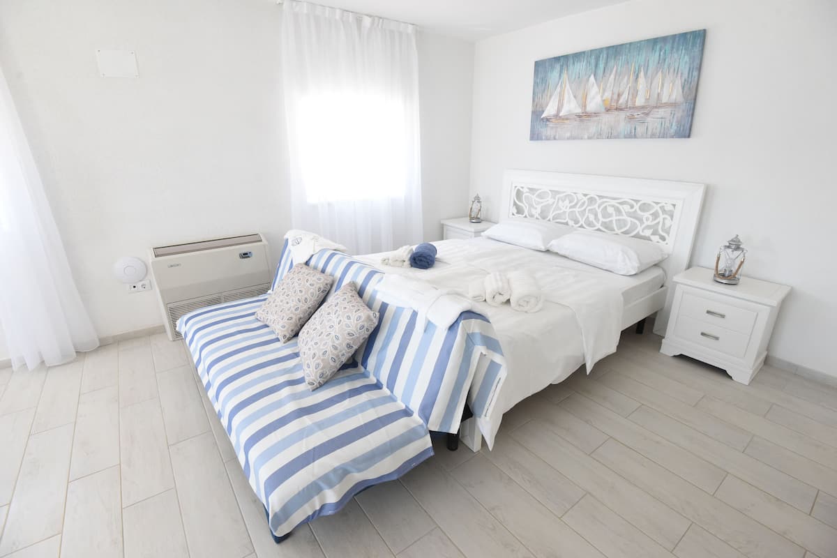 Premium bedding, in-room safe, blackout curtains, free WiFi