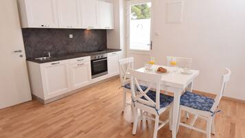 Estudio Premium, vista al mar | Cocina privada | Refrigerador con congelador, parrilla de estufa y cafetera y tetera