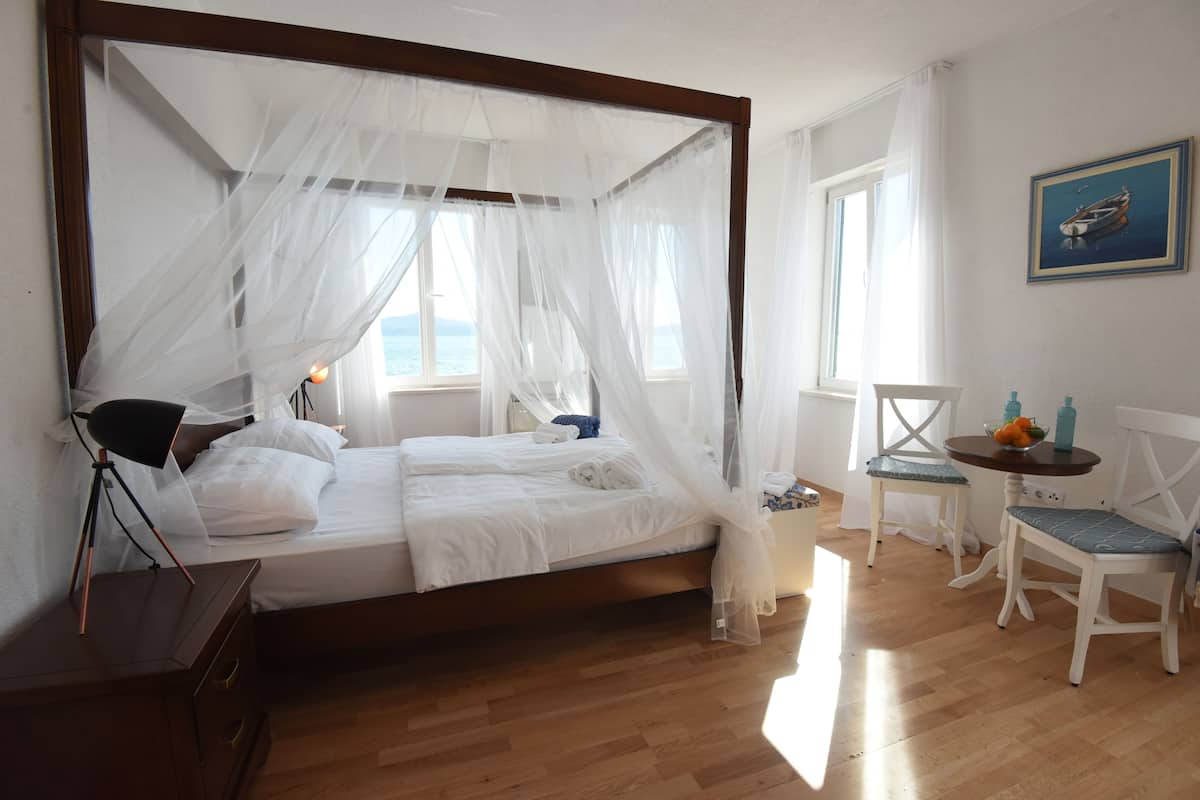 Appartamento Comfort, vista mare | Biancheria da letto di alta qualità, una cassaforte in camera