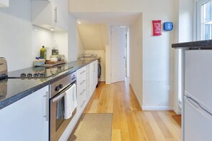 冷蔵庫、電子レンジ、オーブン、コンロ