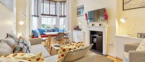 Smart TV, caminetto, lettore DVD