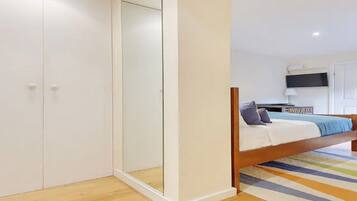 2 bedrooms, iron/ironing board, travel cot, free WiFi