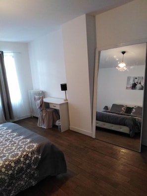Chambre Double | Bureau, fer et planche Ă repasser, Wi-Fi gratuit, draps fournis