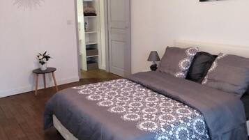 Double Room | Desk, iron/ironing board, free WiFi, bed sheets