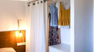 2 slaapkamers, een strijkplank/strijkijzer, reisbedje, gratis wifi