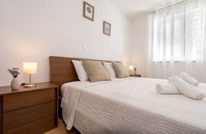 3 bedrooms, iron/ironing board, WiFi, bed sheets - Spacious apartment with the garden, near the sandy beach (Medulin)