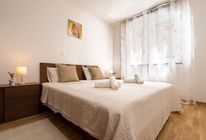 3 bedrooms, iron/ironing board, WiFi, bed sheets