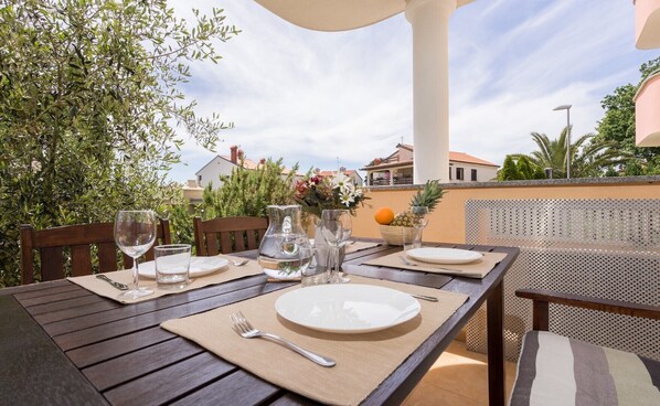 Outdoor dining - Spacious apartment with the garden, near the sandy beach (Medulin)