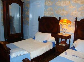 Quarto casal | Espaço de trabalho para notebook, Wi-Fi de cortesia, roupa de cama