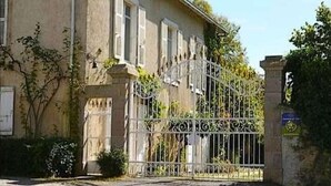 Unclassified image, 5 of 16, button - Domaine de la Dame de Lauriere (Solignac)