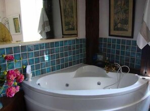 Double Room | Deep-soaking bathtub