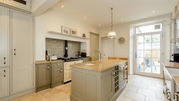 House, Multiple Beds | Private kitchen | Fridge, microwave, oven, stovetop