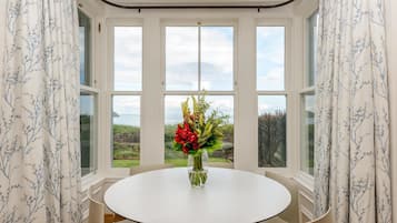 House, Multiple Beds | In-room dining