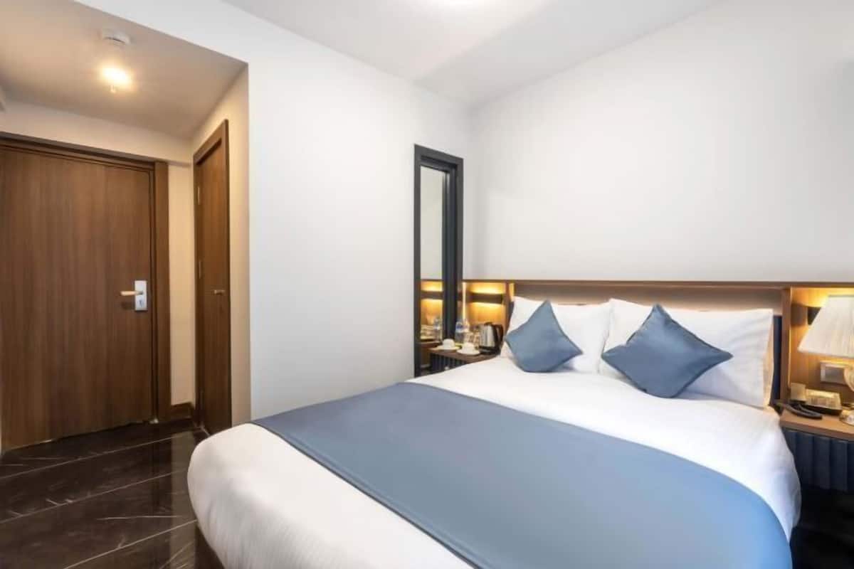 In-room safe, soundproofing, iron/ironing board, free WiFi