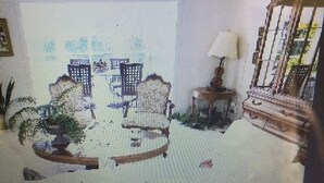 Ein Zimmer mit einem Bett, einem Nachttisch und einem Fenster.
