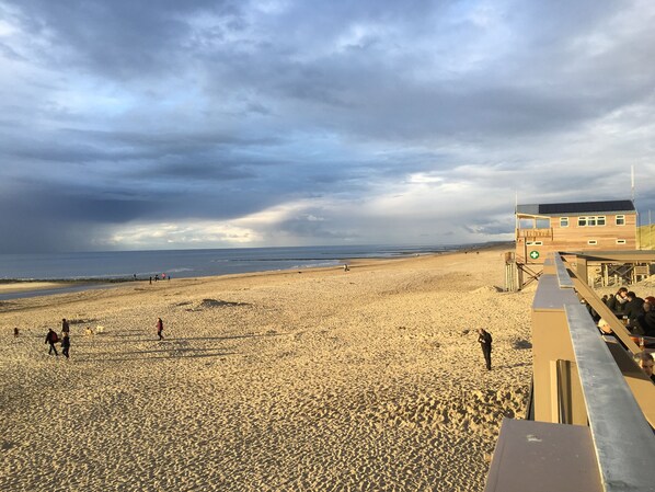 Ubicación cercana a la playa y tumbonas