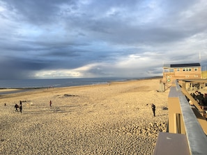 Beach nearby, sun-loungers - HOLIDAY HOUSE - approx. 300m to the beach - close to the playground (Julianadorp)